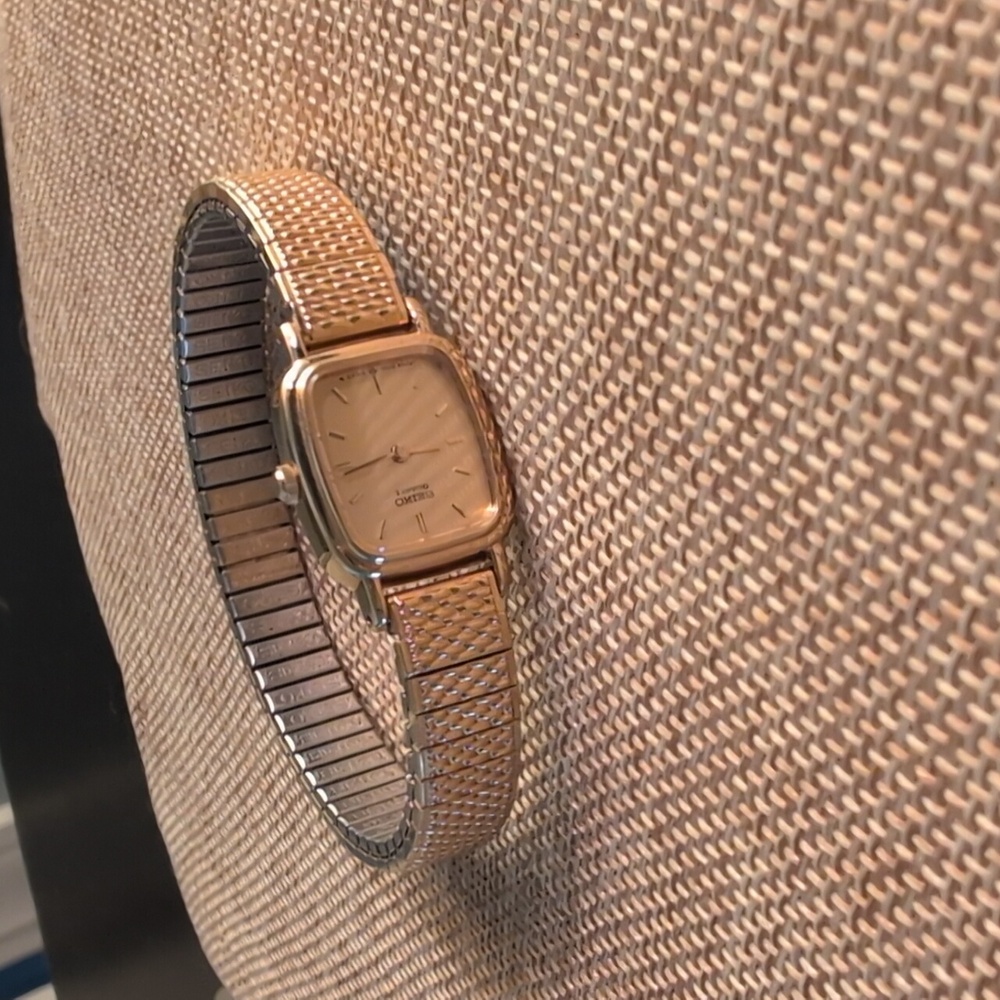 Seiko Gold Rectangular Quartz Watch Vintage Looks Almost New Works Great 8" - Picture 7 of 11